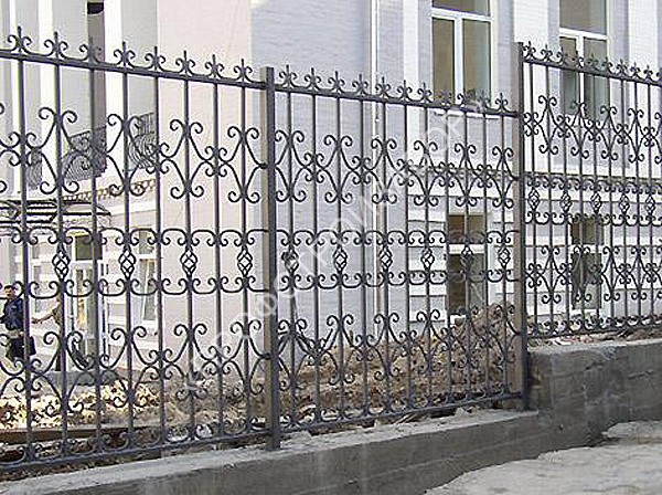 Кованный забор с каменным основанием