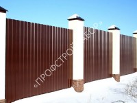 Забор из профнастила с кирпичными столбами